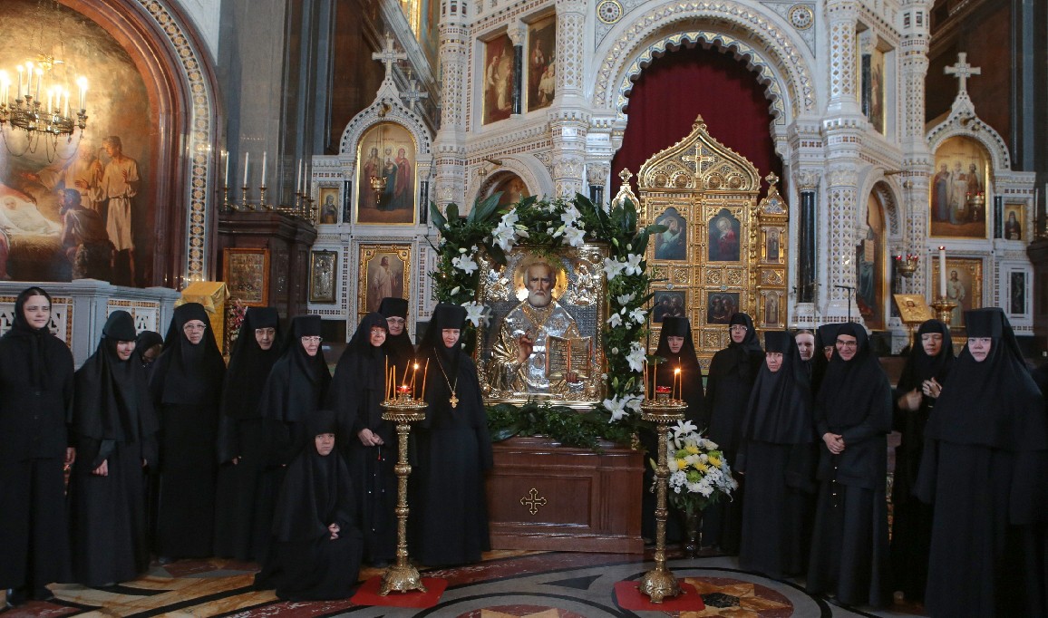 Насельницы Зачатьевского монастыря помолились у мощей свт. Николая в Храме Христа Спасителя