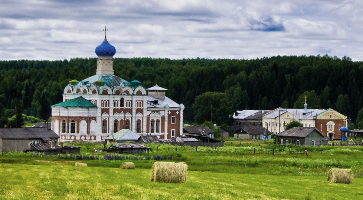 На подворье Крестовоздвиженского Кылтовского монастыря в Сыктывкаре осуществляется раздача еды нуждающимся