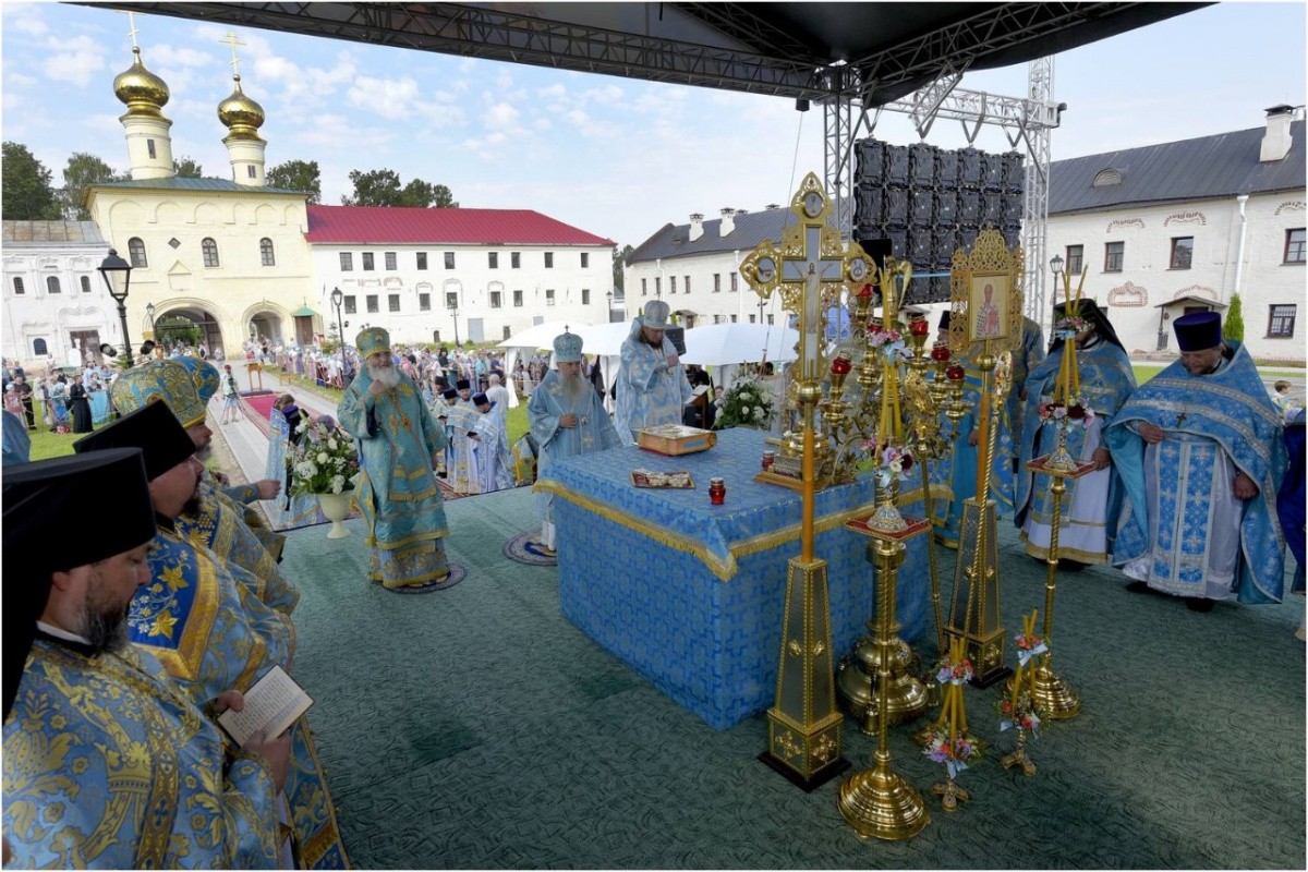 Митрополит Санкт-Петербургский Варсонофий совершил Литургию в Успенском Тихвинском монастыре