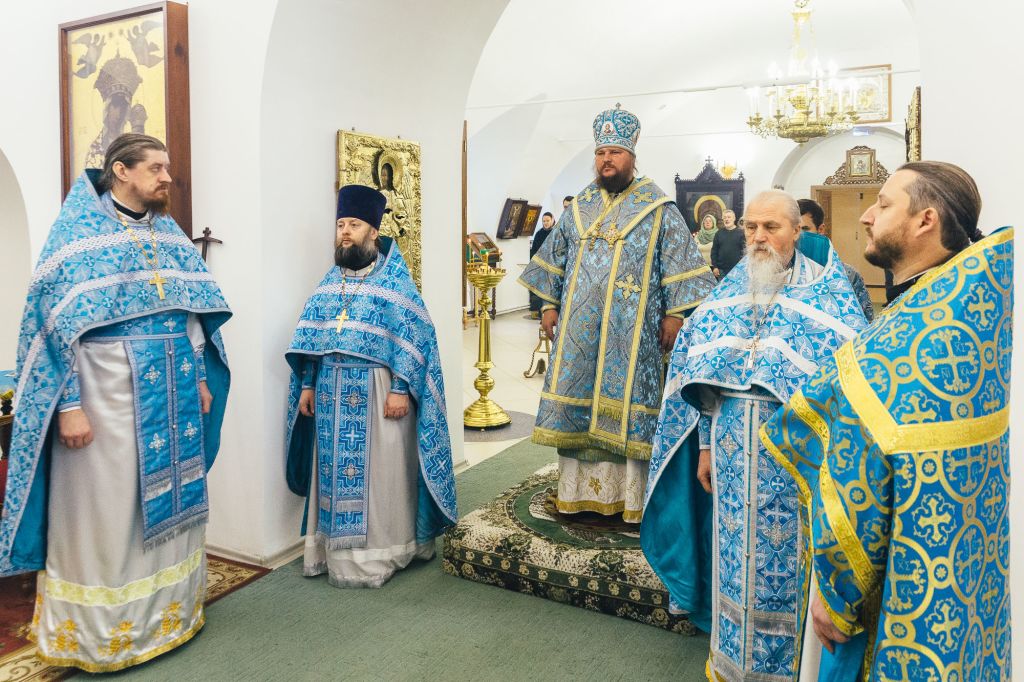В Знаменском монастыре г. Костромы состоялось архиерейское богослужение