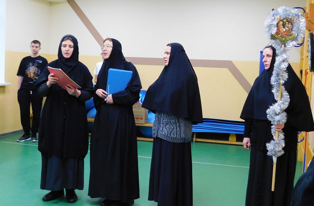 Сестры Хотькова монастыря поздравили преподавателей и студентов Сергиево-Посадского техникума с Рождеством Христовым