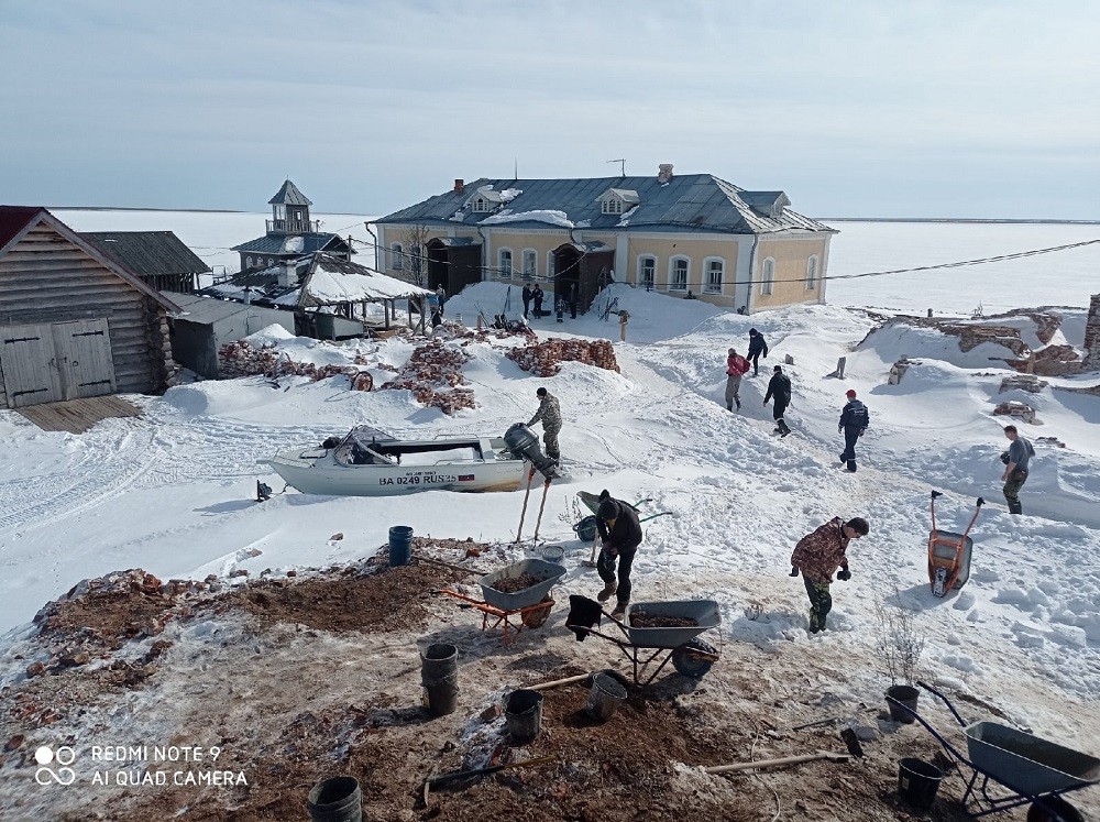 Добровольцы потрудились на субботнике по восстановлению Спасо-Каменного монастыря Вологодской епархии