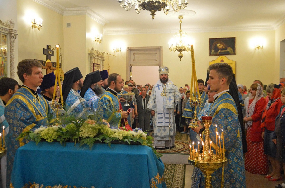 Епископ Софроний отслужил Литургию в Богородице-Тихвинском монастыре Губкинской епархии 