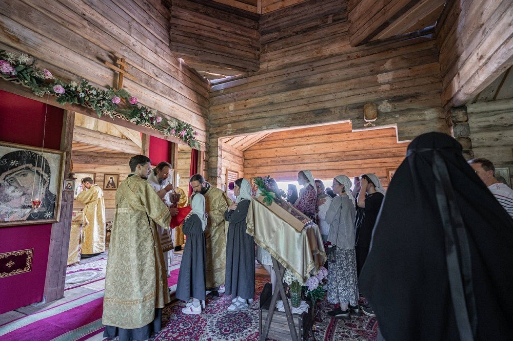 В Неделю Всех святых, в земле Русской просиявших митрополит Каширский Амвросий совершил Литургию в Оршином монастыре