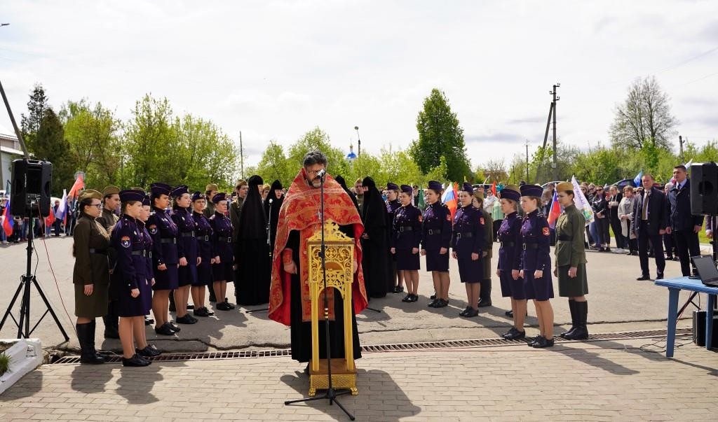 У Святых врат Свято-Никольского Черноостровского монастыря был отслужен молебен о здравии воинов, находящихся на поле брани