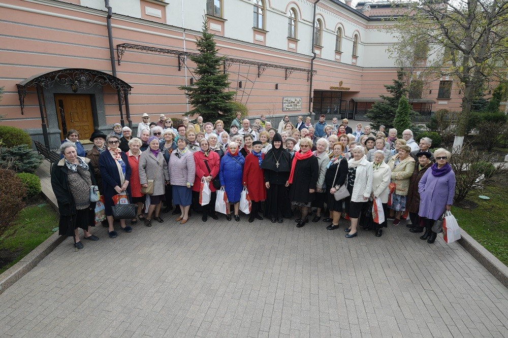 В Покровском монастыре Москвы поздравили ветеранов труда с праздником Святой Пасхи