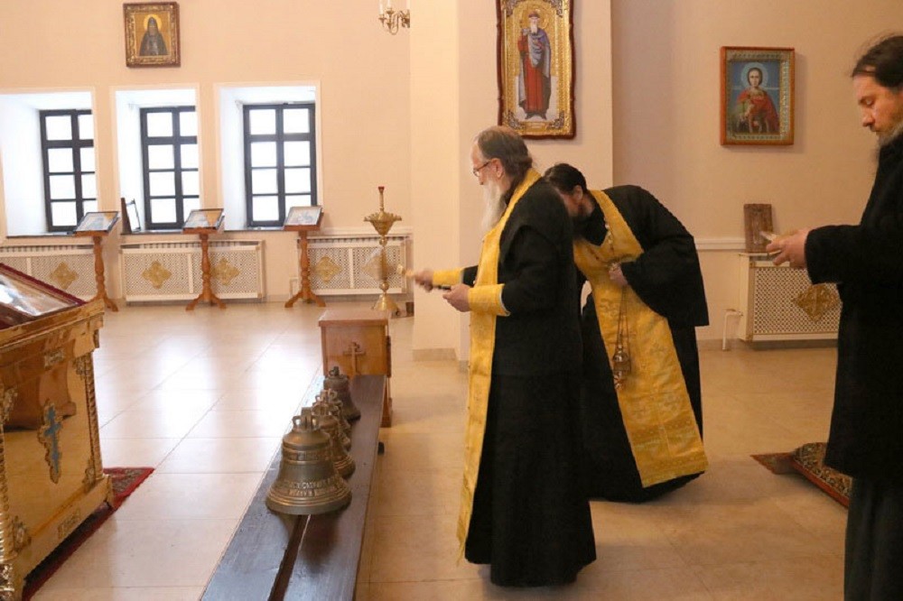Архиепископ Могилевский и Мстиславский Софроний освятил колокола в Пустынском Свято-Успенском монастыре