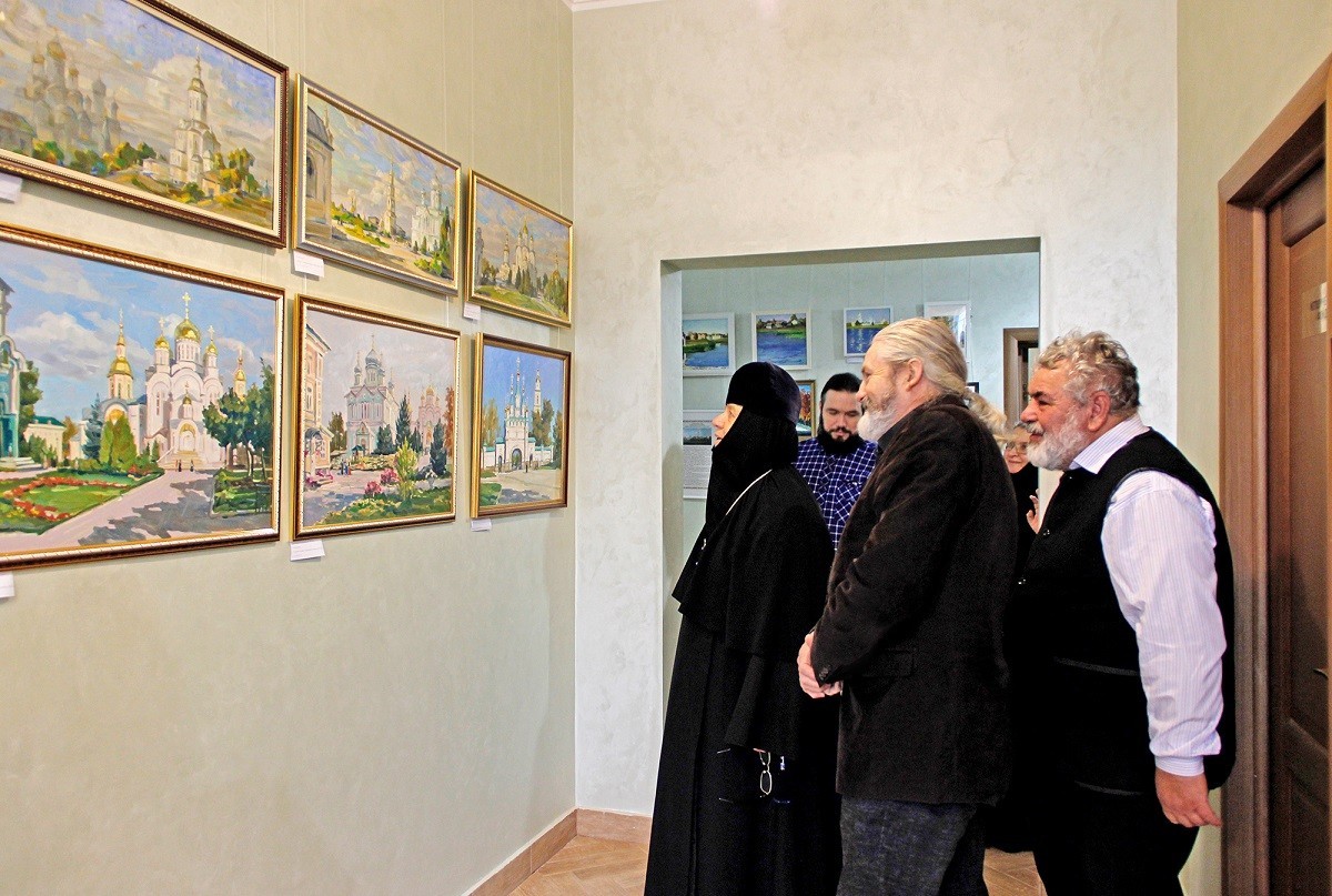 Настоятельница Дивеевского монастыря игумения Сергия (Конкова) посетила монастырскую школу художественных ремесел