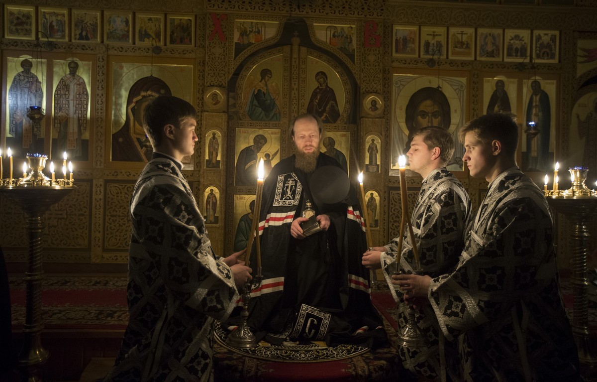 Епископ Савва возглавил в Заиконоспасском монастыре вечернее богослужение
