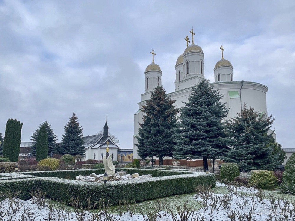 Митрополит Вышгородский и Чернобыльский Павел возглавил богослужения в Зимненском Успенском Святогорском монастыре