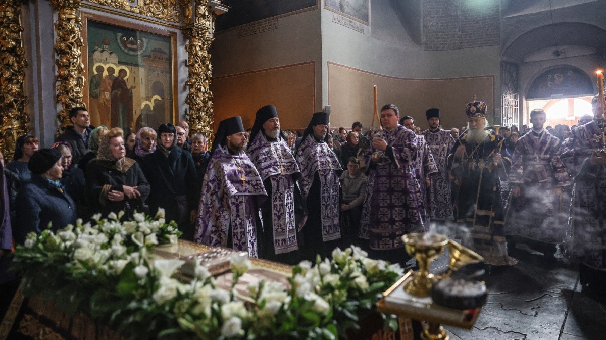 В канун Великой Субботы председатель Синодального отдела по монастырям и монашеству совершил утреню с чином погребения в Донском монастыре
