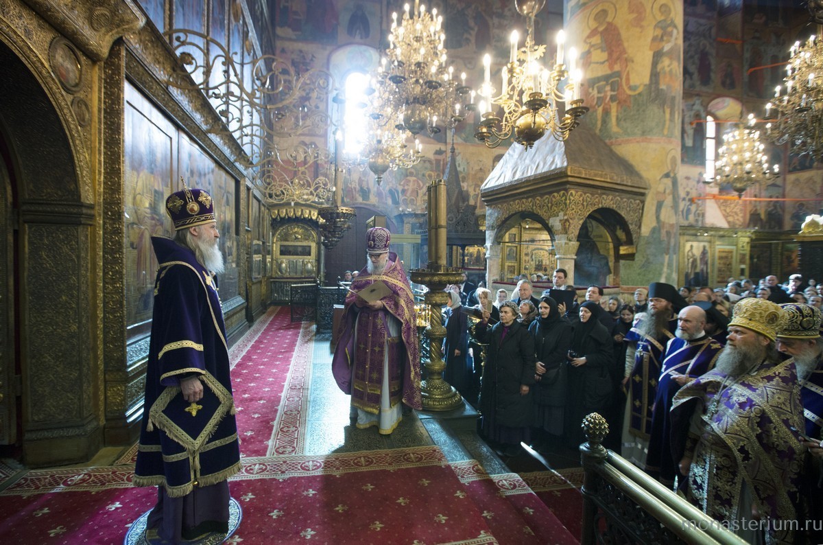 Архиепископ Феогност в день своего тезоименитства возглавил праздничное богослужение в Успенском соборе Московского Кремля