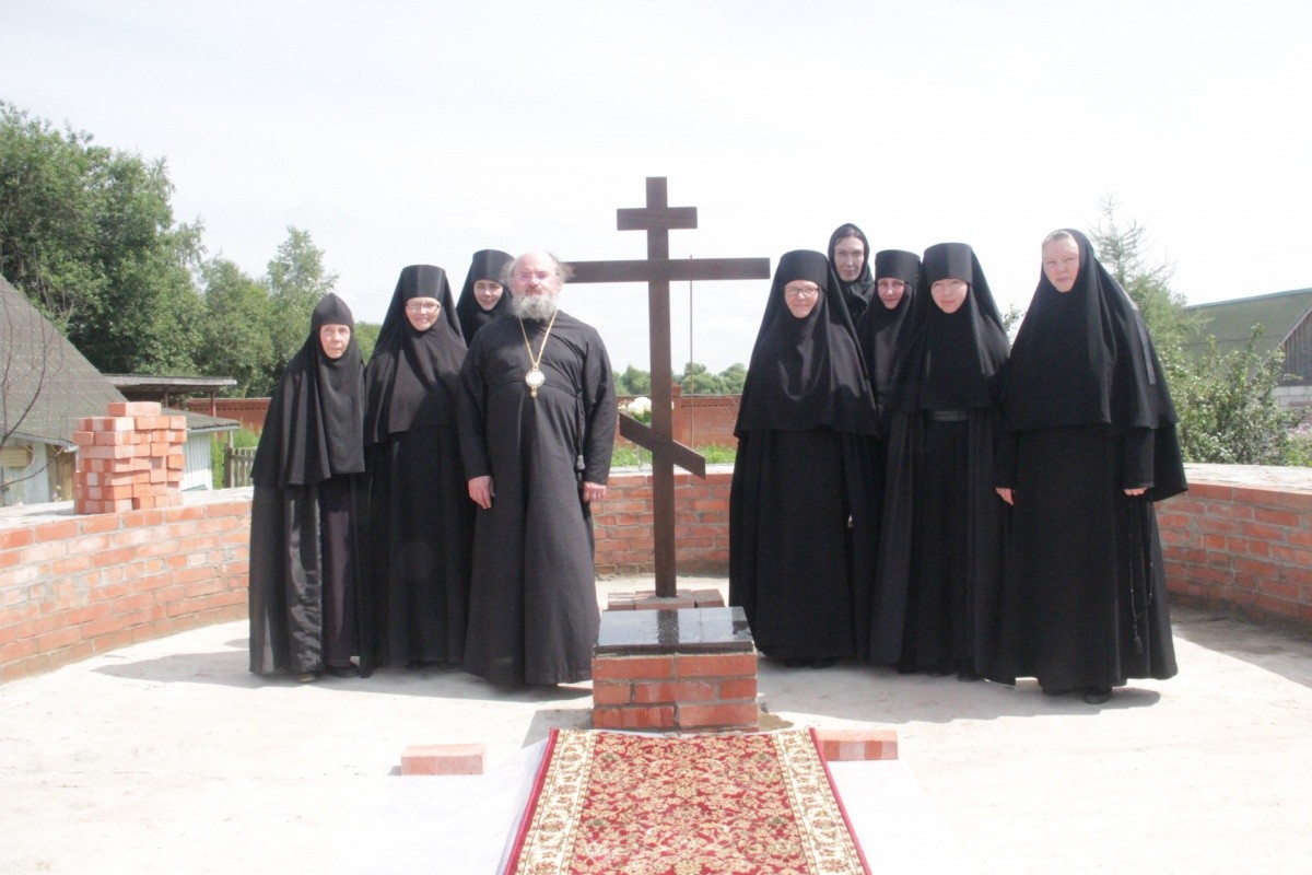 Епископ Никита совершил в обители Свв. жен-миронисиц Козельской епархии молебен на основание храма