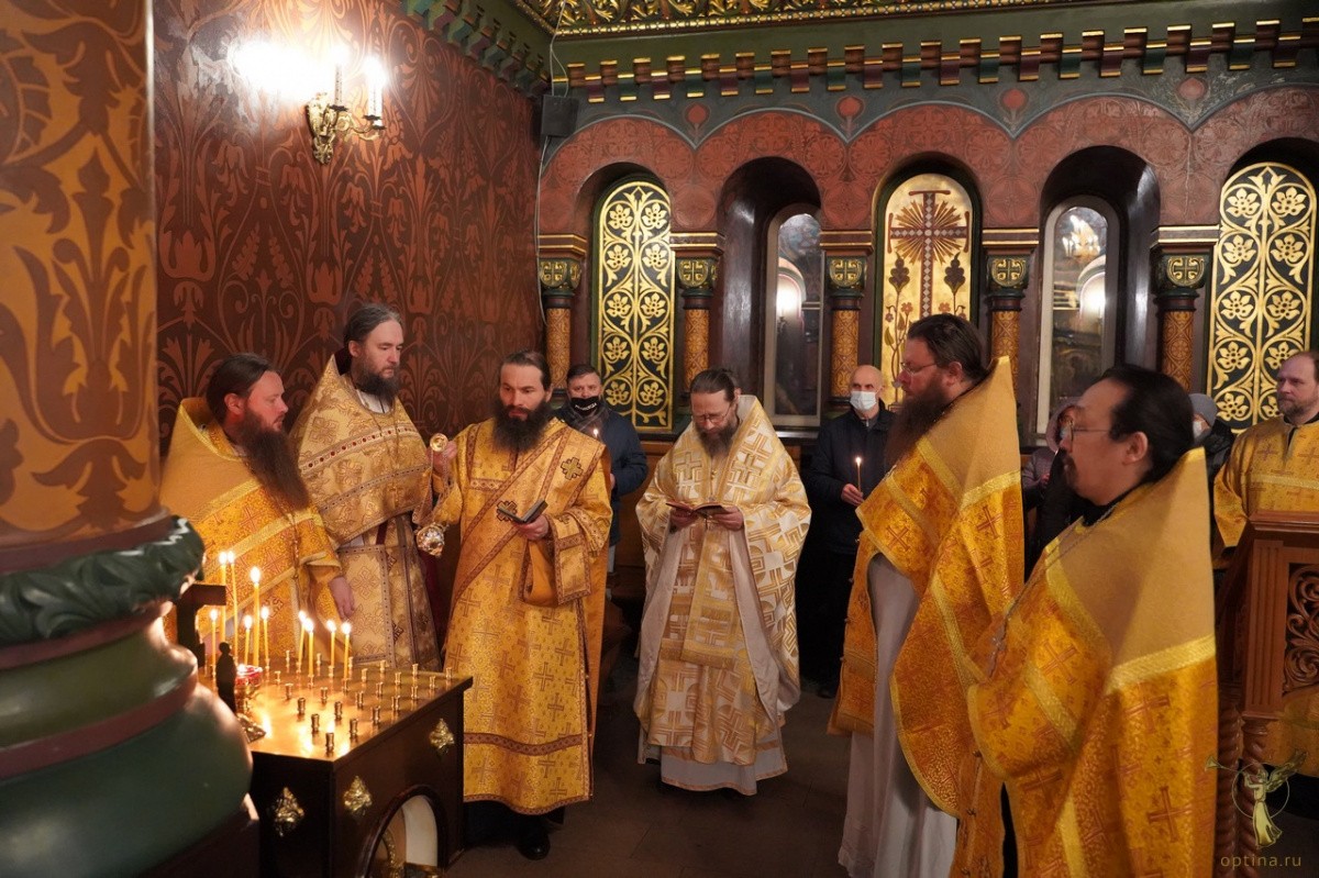 На Санкт-Петербургском подворье Оптиной пустыни молитвенно почтили память митрополита Киевского Флавиана
