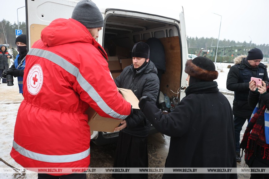 Очередной груз гуманитарной помощи от Жировичского и Гродненского монастырей доставлен на белорусско-польскую границу