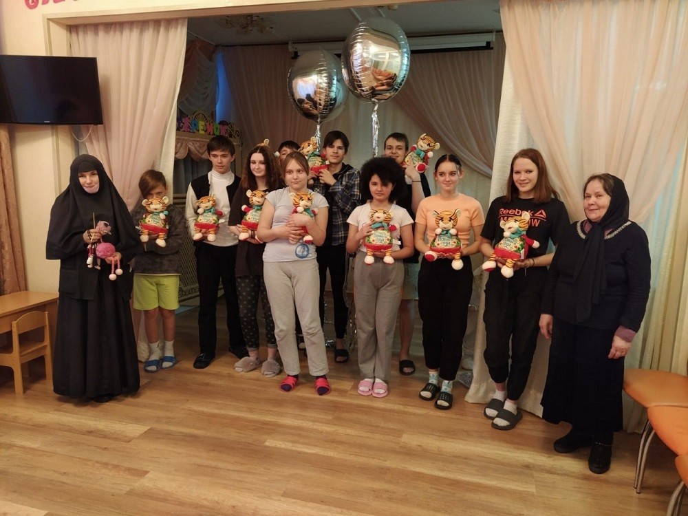 Насельницы Аносина монастыря поздравили с Рождеством Христовым воспитанников Истринского социально-реабилитационного центра 