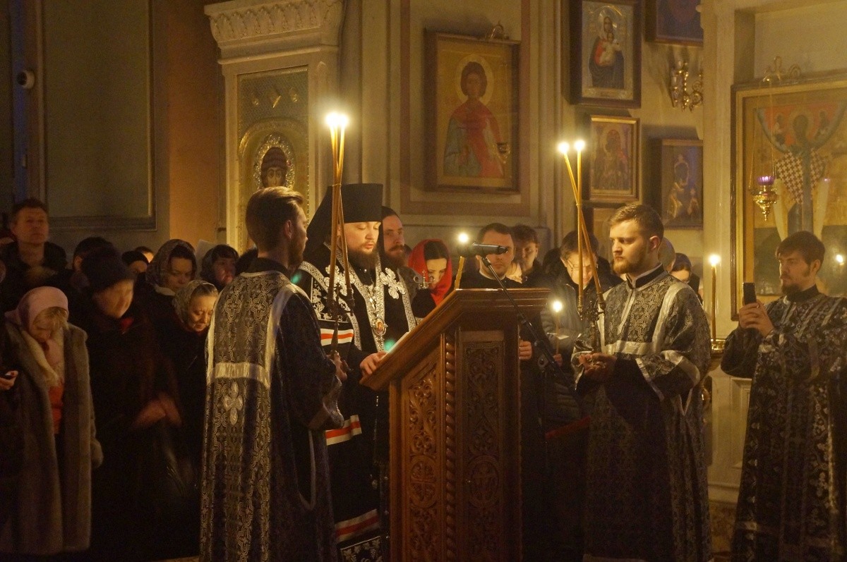 Епископ Серафим возглавил уставное вечернее богослужение в Алексеевском монастыре