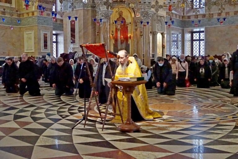В Ново-Тихвинском монастыре Екатеринбурга возносятся молитвы о мире пред иконой Божией Матери «Миропросительница» 