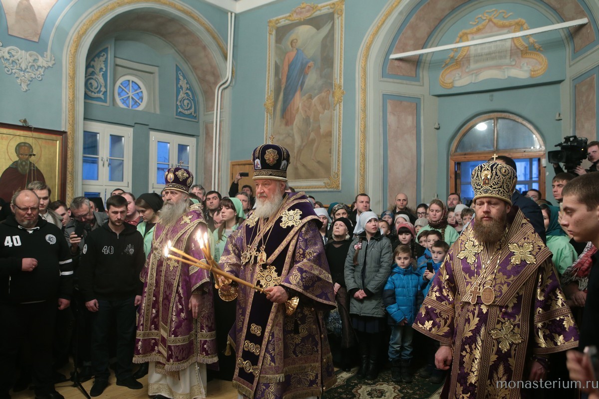 В канун Недели Торжества Православия Патриарх Кирилл совершил всенощное бдение в Заиконоспасском монастыре