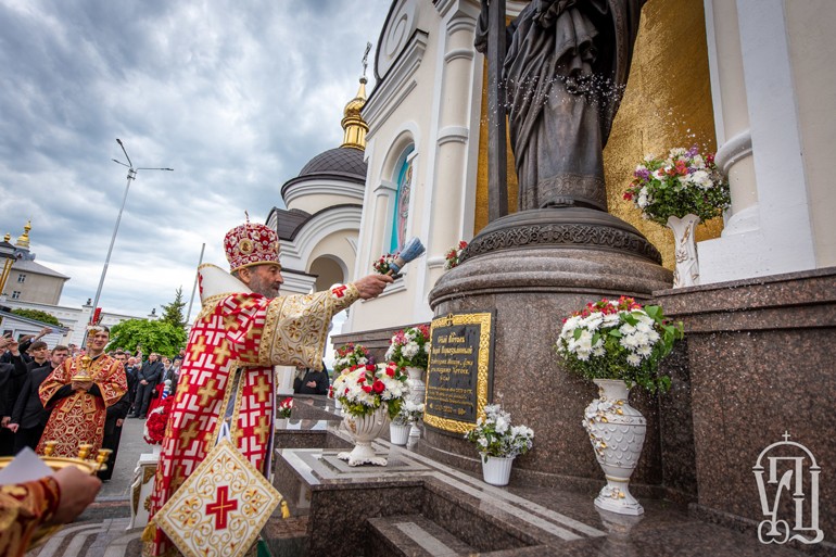 Предстоятель Украинской Православной Церкви совершил Литургию и освятил памятник апостолу Андрею Первозванному в Почаевской лавре