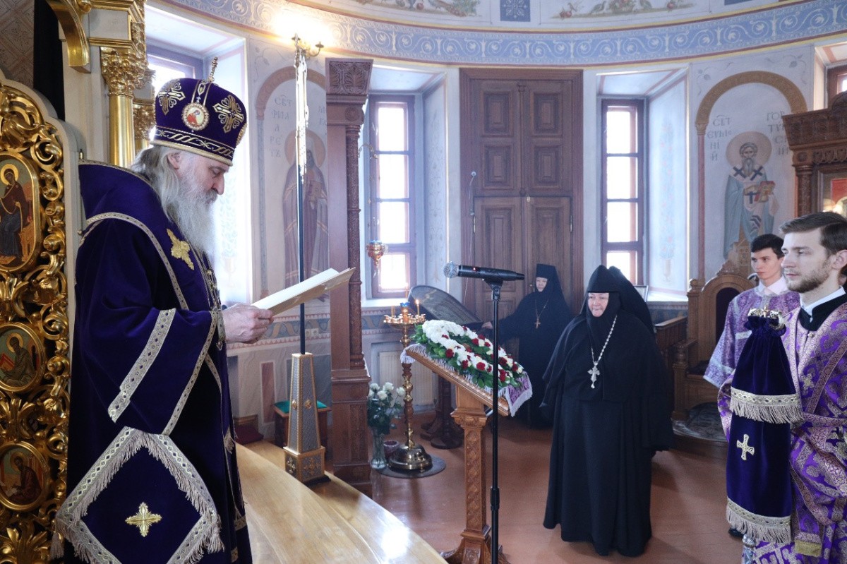 Митрополит Каширский Феогност передал Патриаршее поздравление настоятельнице Аносина монастыря с 10-летием возведения в сан игумении