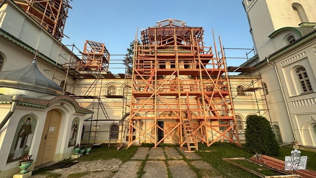 В Иоанно-Богословском Савво-Крыпецком монастыре завершился первый этап ремонтных работ по замене аварийного кровельного покрытия