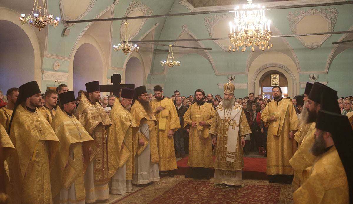 Архиепископ Феогност возглавил в Высоко-Петровском монастыре престольный праздник и крестный ход