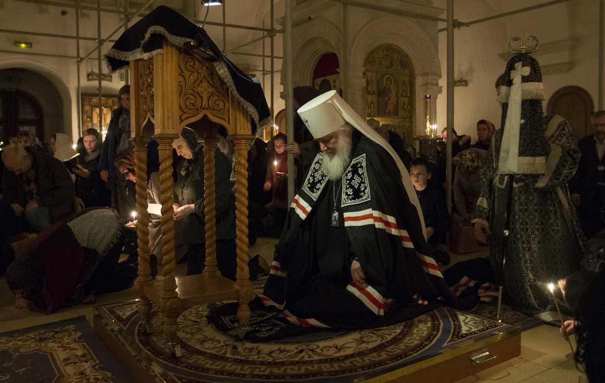 Митрополит Арсений отслужил в Зачатьевском монастыре вечернее богослужение