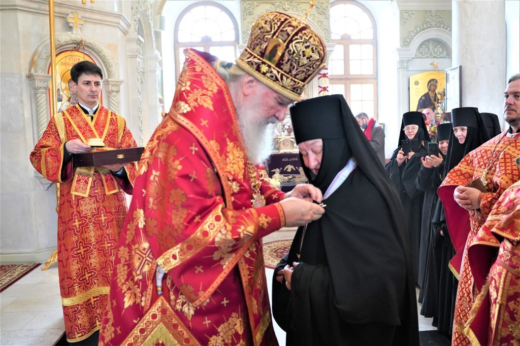 Митрополит Калужский Климент совершил Литургию в Свято-Никольском Черноостровском монастыре и поздравил его настоятельницу с юбилеем