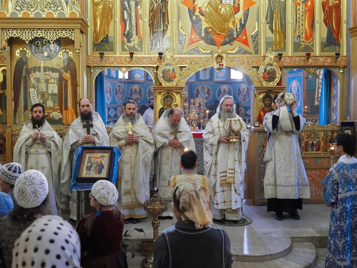 Архиепископ Феогност возглавил Литургию на подворье Троице-Сергиевой лавры при доме слепоглухих