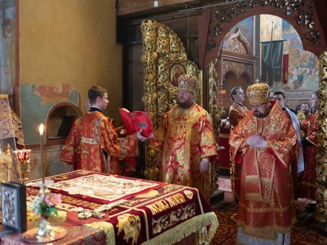 В понедельник Светлой седмицы митрополит Костромской Ферапонт и епископ Галичский Алексий совершили Литургию в Ипатьевском монастыре