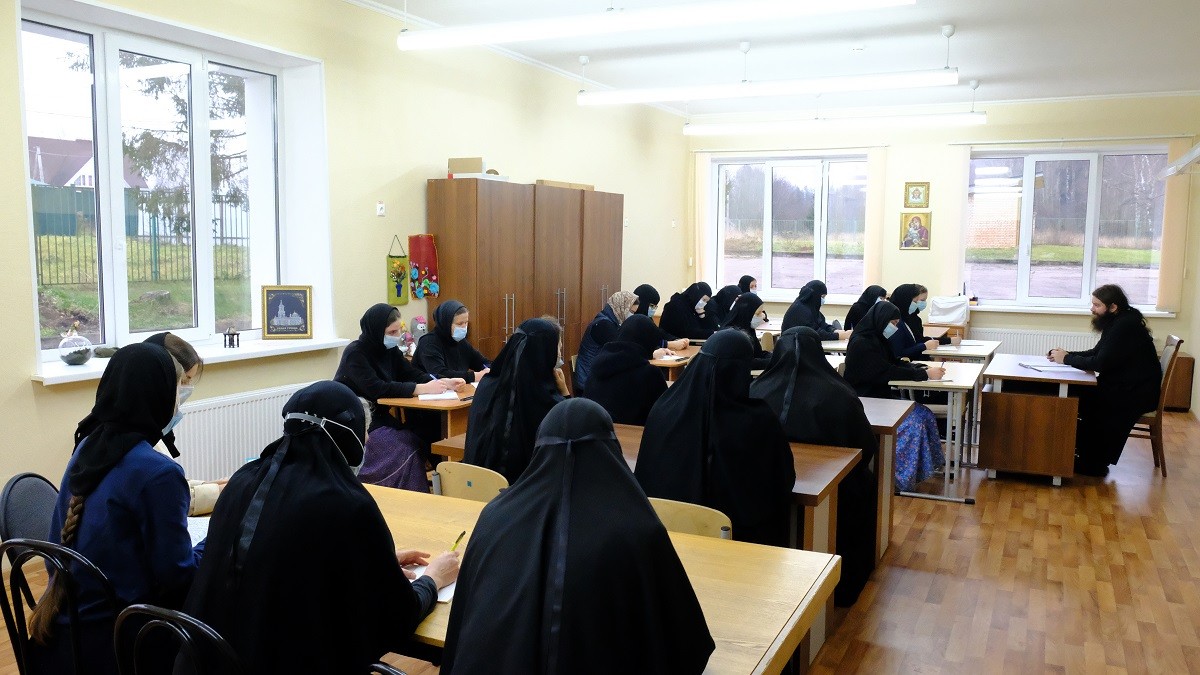В Свято-Троицком Александро-Невском монастыре начались занятия второго набора курсов для монашествующих