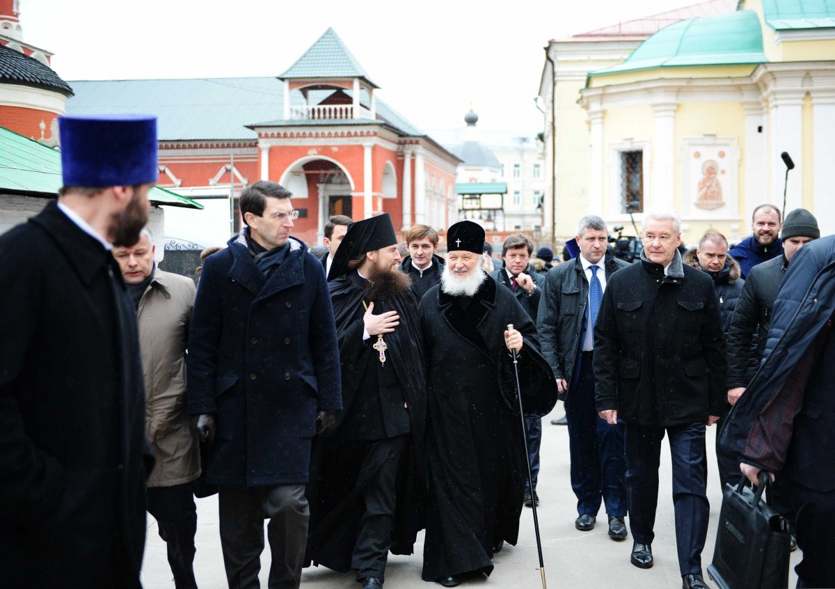 Патриарх Кирилл и мэр Москвы Сергей Собянин ознакомились с ходом реставрации Высоко-Петровского монастыря