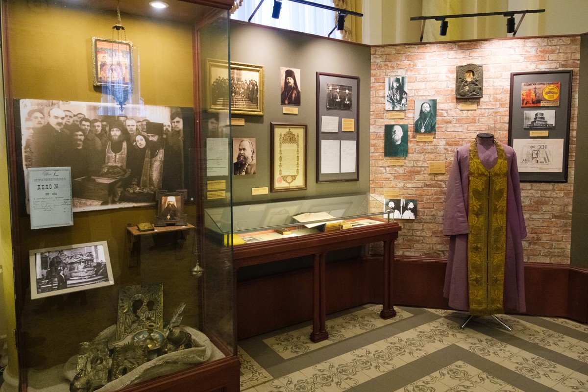В древлехранилище Александро-Невской лавры открылась выставка, посвященная 100-летию Петроградского процесса