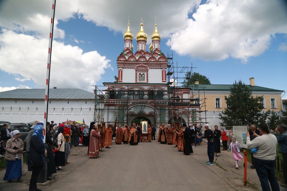 Традиционный крестный ход с иконой святителя Николая прошел из Введенского храма села Спирово в Иосифо-Волоцкий монастырь