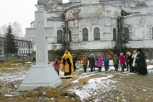 Мраморный крест освятили в Сурском монастыре Архангельской епархии