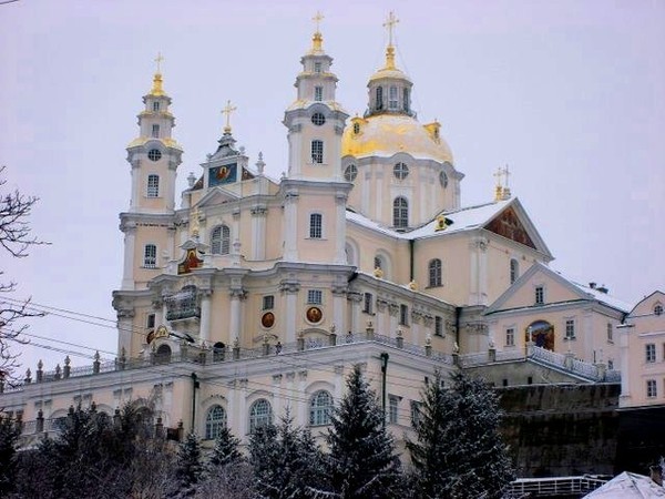 Детей из Донбасса приняли в Почаевской лавре и Покровском Голосеевском монастыре Киева