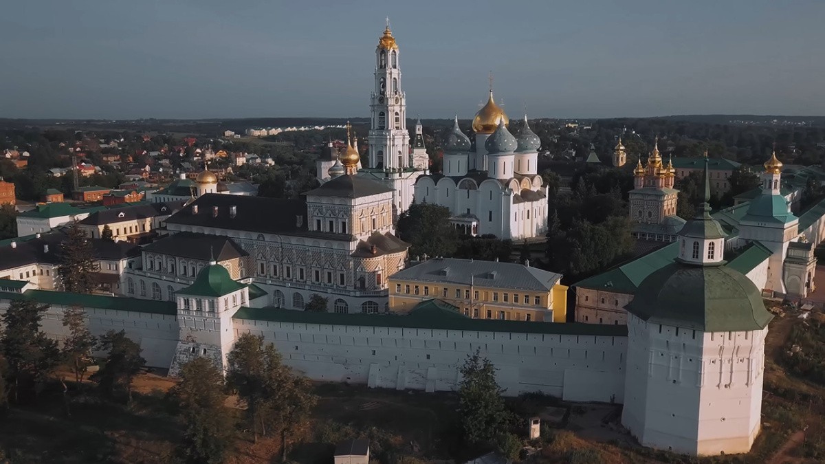 Авторский проект «12 Храмов» выпустил короткометражный фильм о Троице-Сергиевой лавре