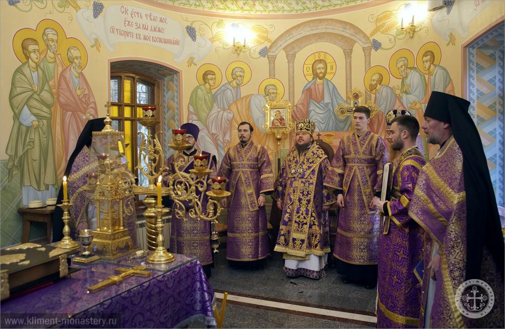 В день памяти святителя Григория Паламы епископ Бахчисарайский Каллиник совершил Литургию в Инкерманском монастыре в Крыму