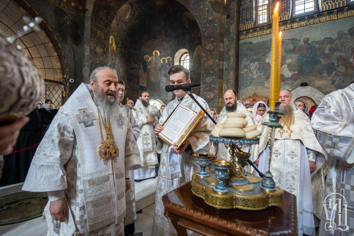 Блаженнейший митрополит Киевский Онуфрий совершил праздничное богослужение Великой Субботы в Киево-Печерской лавре