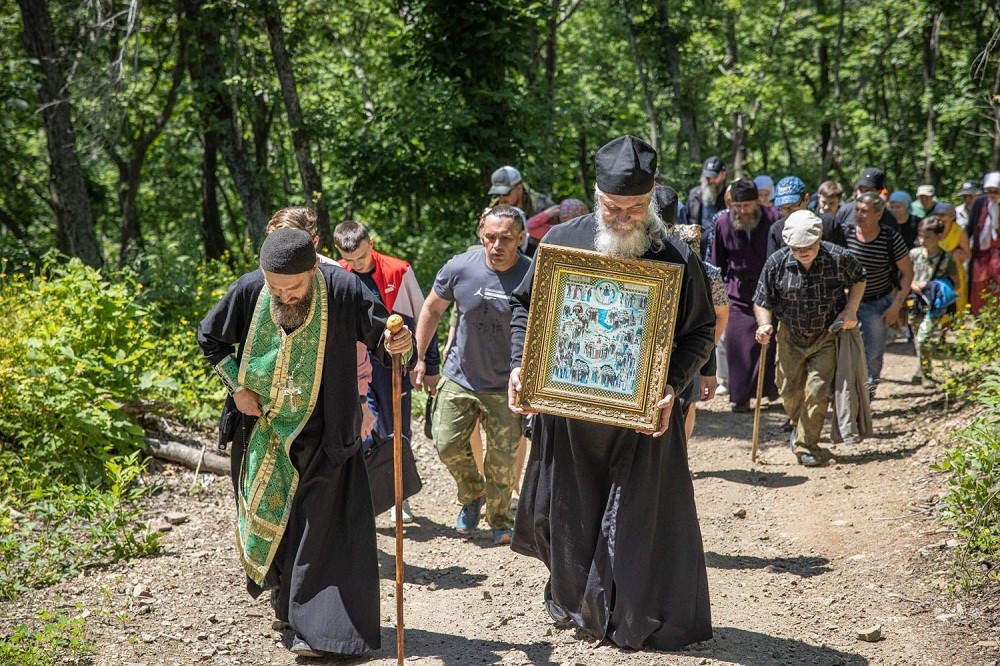 В Серафимовском монастыре на острове Русский состоялся крестный ход на вершину острова 