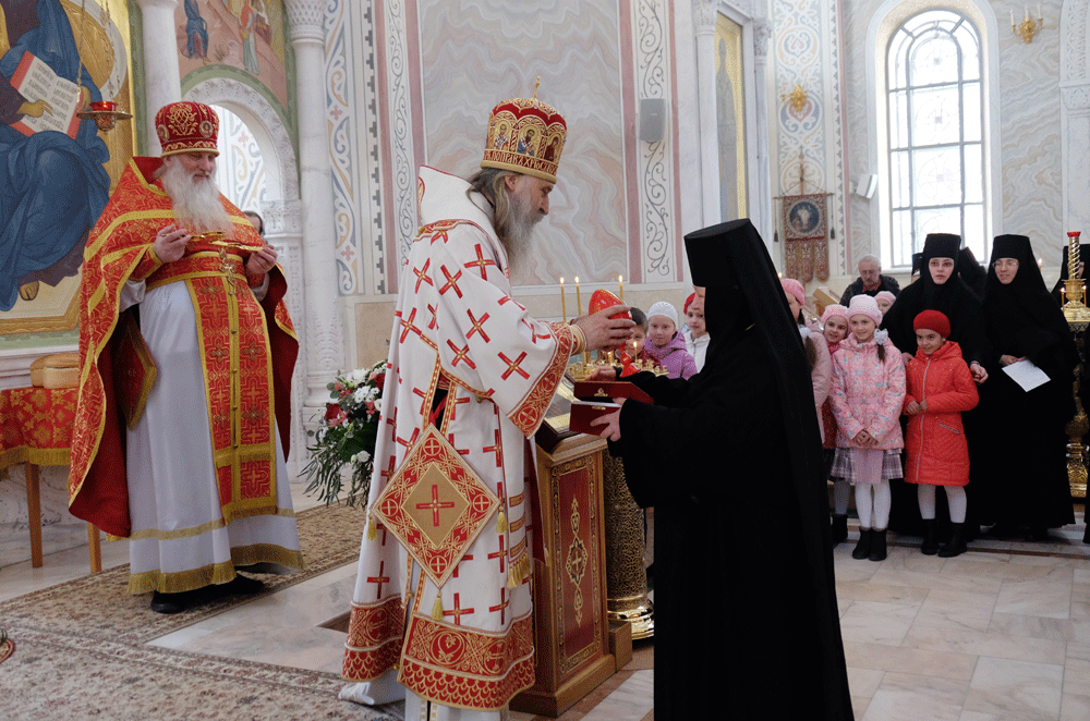 Архиепископ Феогност возглавил Литургию и крестный ход в Покровском Хотькове монастыре 