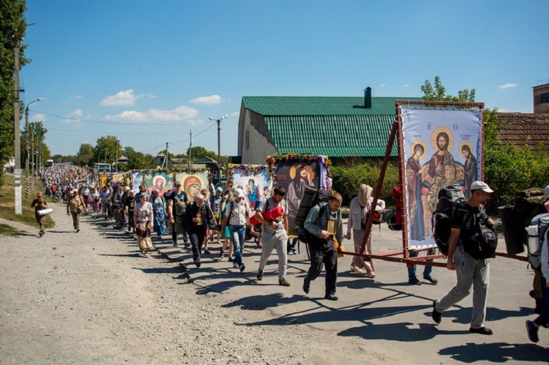 В Почаевскую лавру направляются два масштабных крестных хода из Каменец-Подольского и Браилова 