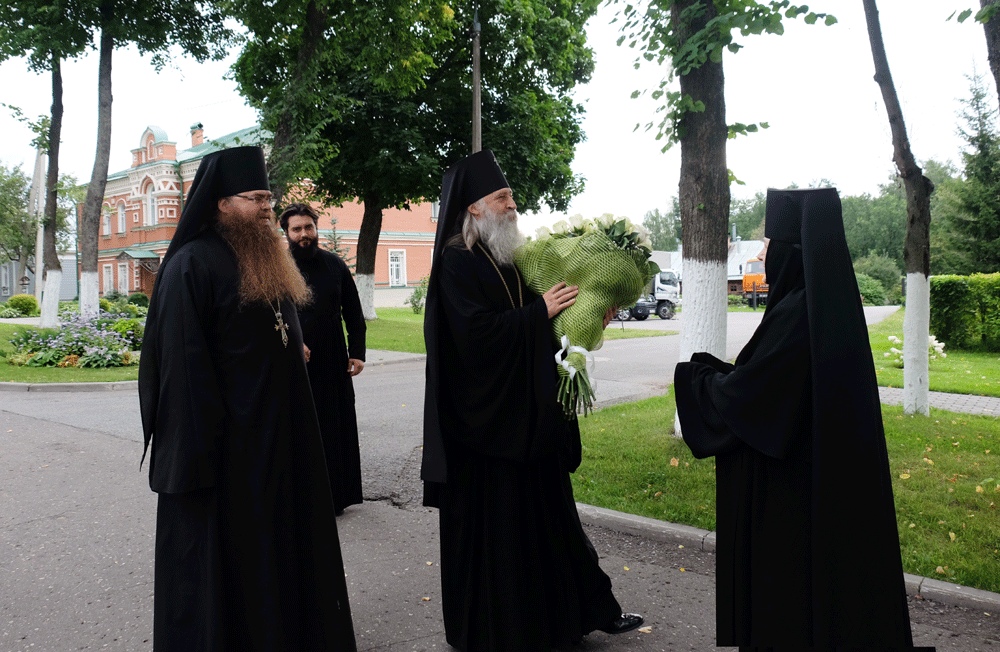 Архиепископ Феогност передал настоятельнице Покровского Хотькова монастыря Патриаршее поздравление с днем тезоименитства 