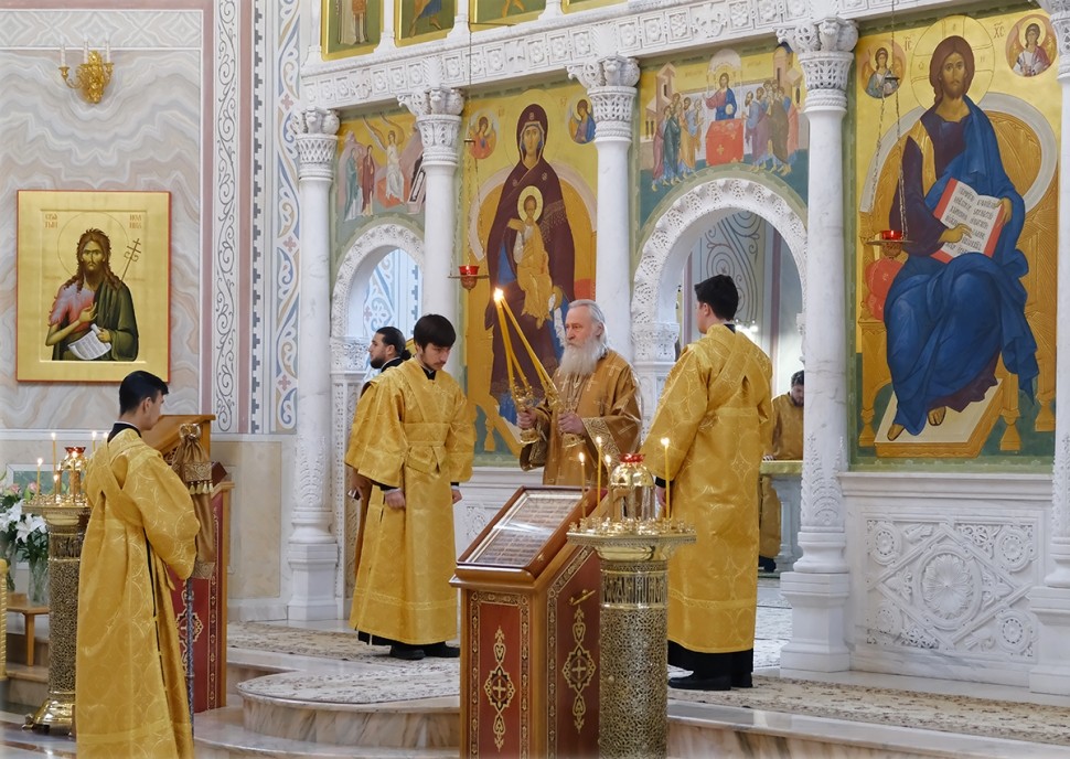 Председатель Синодального отдела по монастырям и монашеству совершил Литургию в Покровском Хотькове монастыре