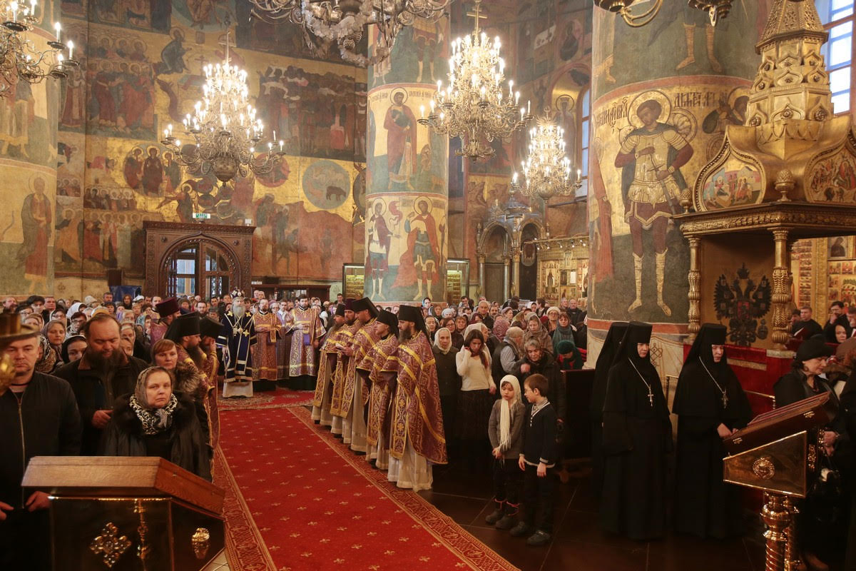 Архиепископ Феогност в день своего тезоименитства  совершил Литургию в Успенском соборе Московского Кремля
