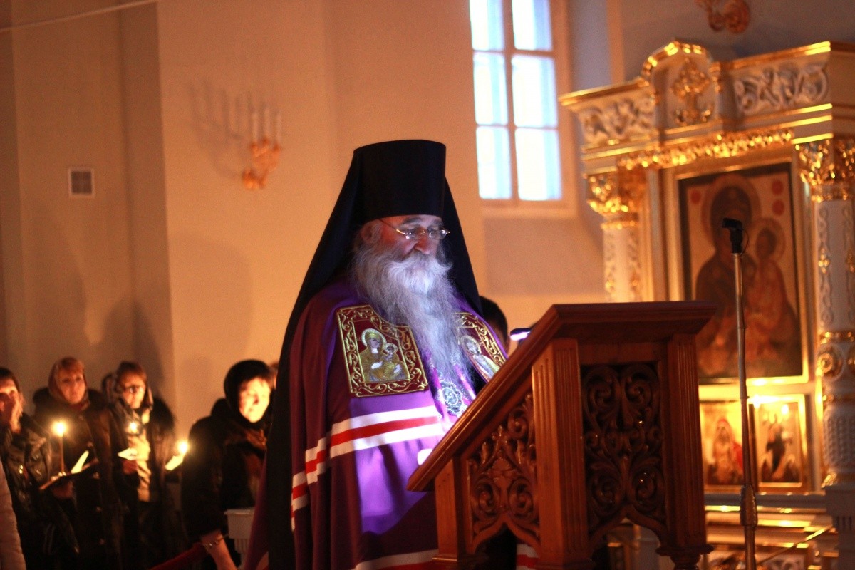 Епископ Феофилакт совершил в Кресто-Воздвиженском Иерусалимском монастыре великое повечерие