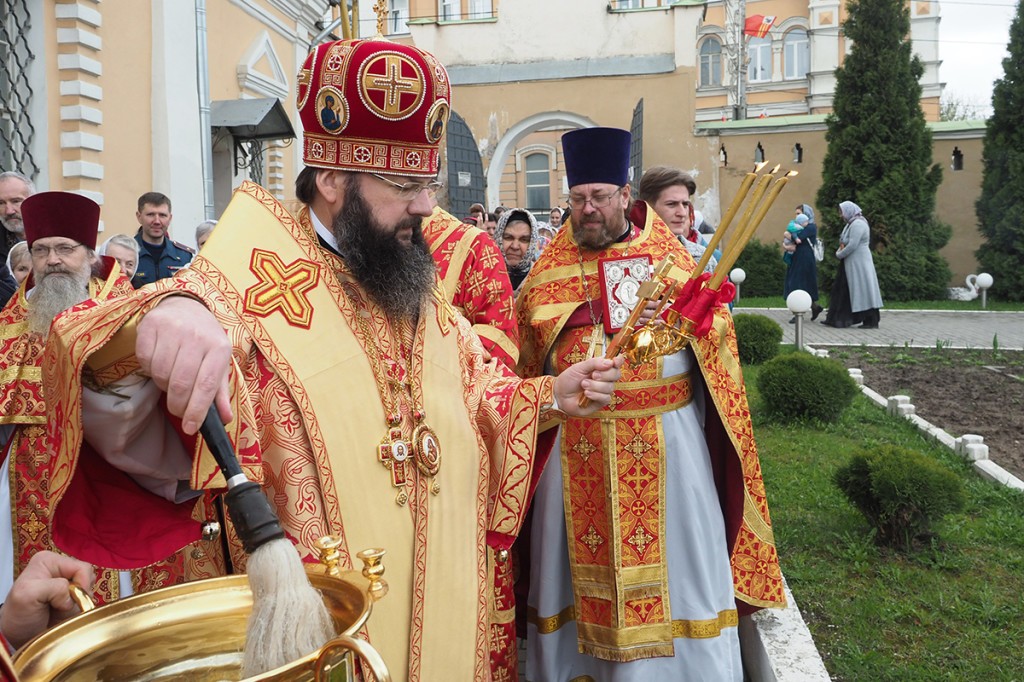 В субботу Светлой седмицы митрополит Смоленский Исидор совершил Литургию в Свято-Троицком монастыре