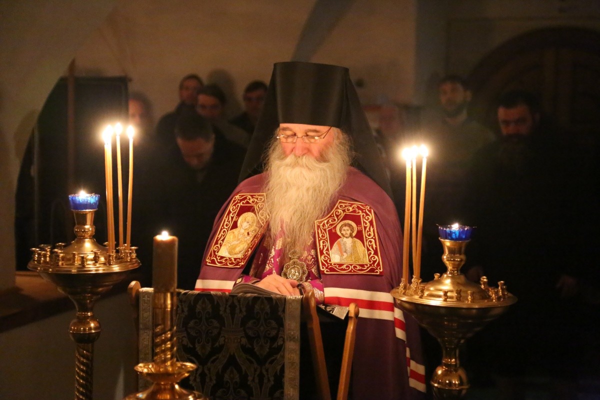 Епископ Феофилакт отслужил вечернее богослужение в Иосифо-Волоцком монастыре