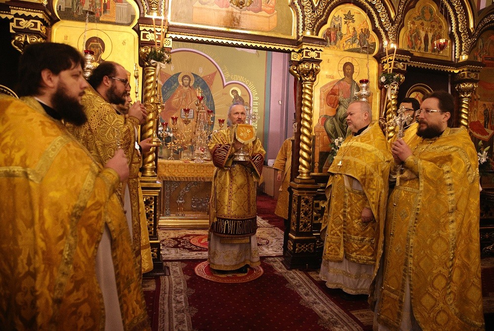 Патриарший экзарх всея Беларуси возглавил Литургию в Гродненском Рождество-Богородичном монастыре